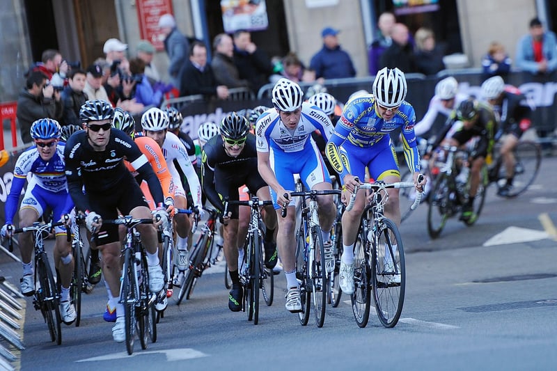 The pro race (Pic: Neil Doig/Fife Free Press)