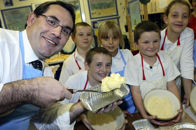 Pupils of Hexthorpe Primary School made apple pies with Mayor Martin Winter in 2006