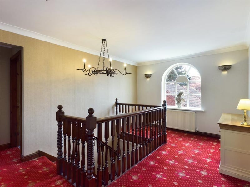 Spindled balustrade rail to the staircase and galleried landing, feature sealed unit double glazed window to the front elevation, wall light points, loft access, fitted linen closet housing the hot water cylinder.
