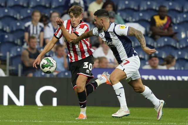 Oliver Arblaster of Sheffield United tussles with Alex Mowatt of West Bromwich Albion: Andrew Yates / Sportimage