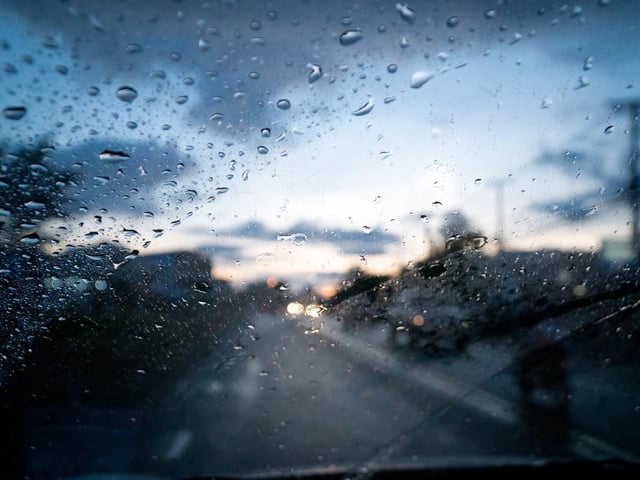 Also smir. A fine rain, drizzle, occas. Also of sleet or snow. "An indeterminate state somewhere between mist and rain."
