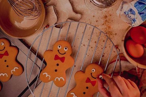 How scrumptious do this little gingerbread men look!. By @david8photography