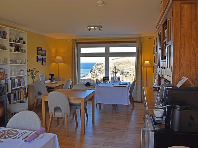 The casual B&B is famous for its food, specialising in local seafood and produce, with renowned homemade ice cream.