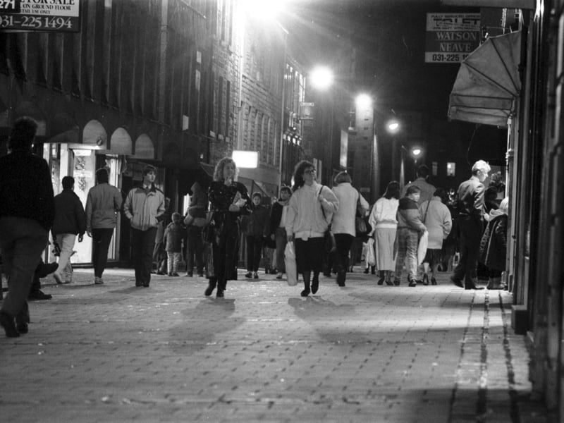 People late-night shopping in Rose Street pedestrian precinct in Edinburgh, December 1986.