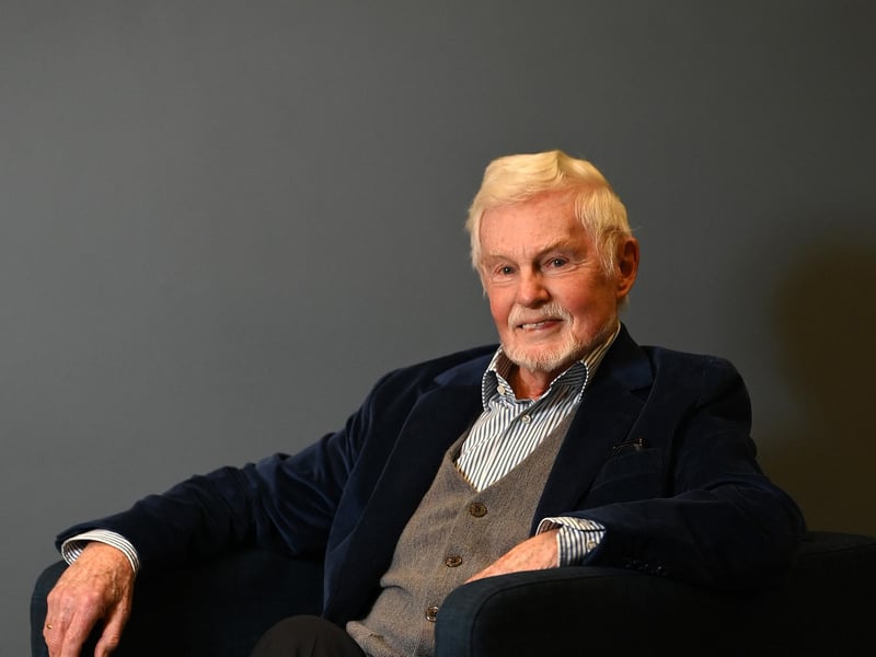 Keith Winestein recalls meeting Sir Jacobi during a visit to his school. He said: "Sir Derek Jacobi when playing Hamlet at the Grand Theatre. He visited my school to discuss the production."