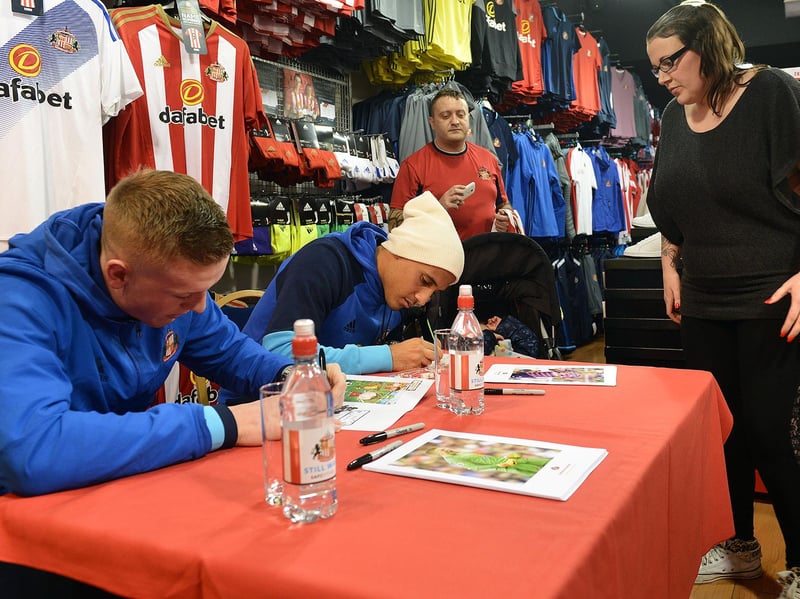 Jordan Pickford and fellow SAFC star Wahbi Khazri were pictured signing autographs in 2016.