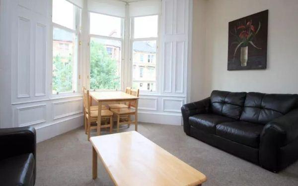 This traditional apartment is a licensed HMO, located a short distance from Glasgow University. The property boasts a large hallway, four bright and spacious double bedrooms, a modern bathroom with shower over the bath and an open-plan living kitchen. It is for rent through Cairn Letting & Estate Agency, listed on CityLets