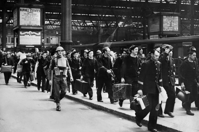 This image taken on June 1940 shows British and French soldiers arriving in London railways station after the allied troops evacuated northern France and Belgium. (Photo by - / AFP) (Photo by -/AFP via Getty Images)