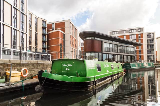 This deluxe self-catering houseboat is moored in the Lochrin Basin on the Union Canal, right in the heart of the Scottish capital.