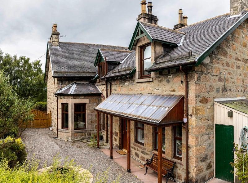 This newly renovated three bedroom cottage is located in Moray, that has a whisky snug and offers guests a tailored whisky retreat package for a staycation.