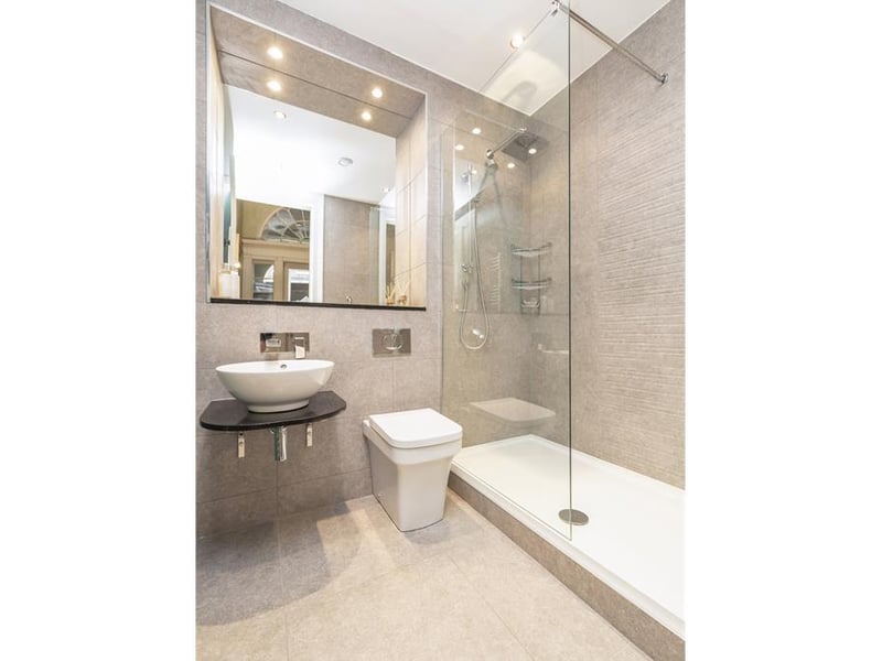 Shower room.