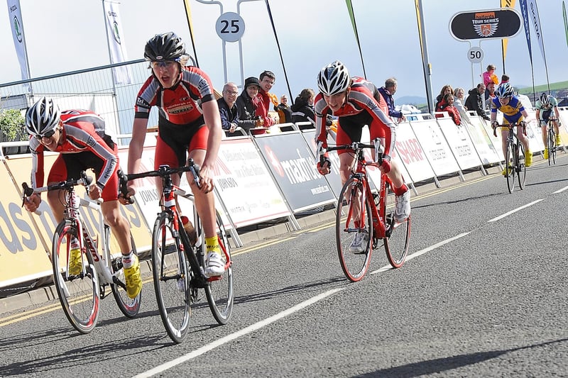 Intense competition in the youths race (Pic: Neil Doig/Fife Free Press)