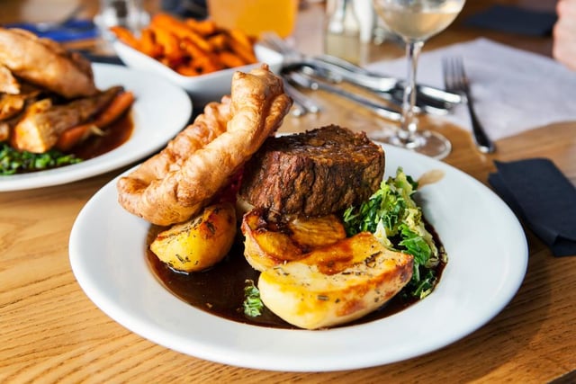 If you’re looking for a filling, warming meal during lunchtime, then Sundays offers delicious roast lunches from Tuesday to Sunday. Sundays also offer takeaway or eat-in roast meat rolls, alongside vegetarian options.