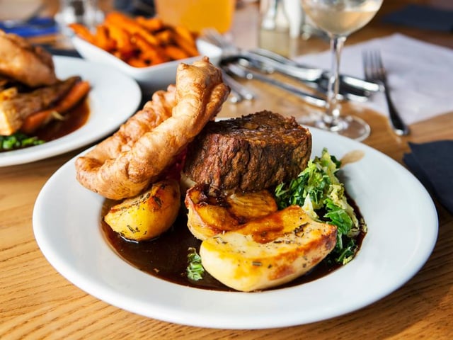 If you’re looking for a filling, warming meal during lunchtime, then Sundays offers delicious roast lunches from Tuesday to Sunday. Sundays also offer takeaway or eat-in roast meat rolls, alongside vegetarian options.