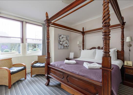 The rooms to the rear on the first and second floors have panoramic views across the city to Calton Hill and Edinburgh Castle.