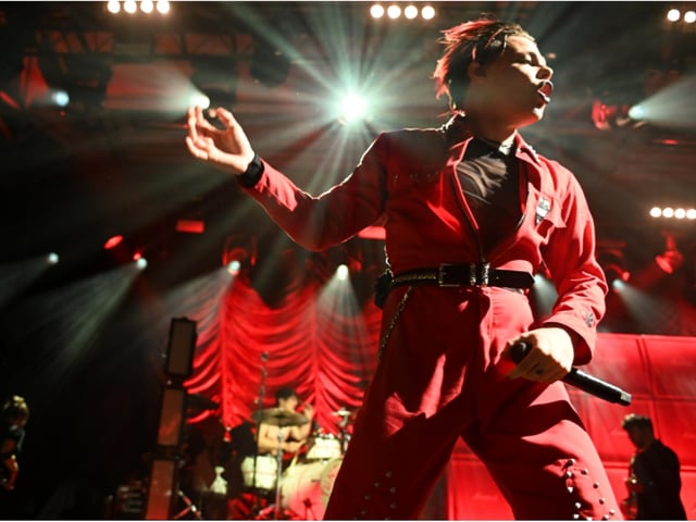 Yungblud sported a bright red boilersuit for his performance.
