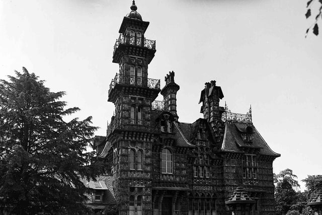 Resembling a Chinese pagoda, the peculiar-looking Rockville House was comprised of stones from every quarry in Scotland. It was demolished in 1966 much to the horror of conservationists.