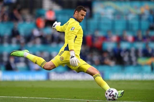 Goalkeeper David Marshall is close to joining SPL clubs Hibernian after he was released by QPR (BBC Sport)
