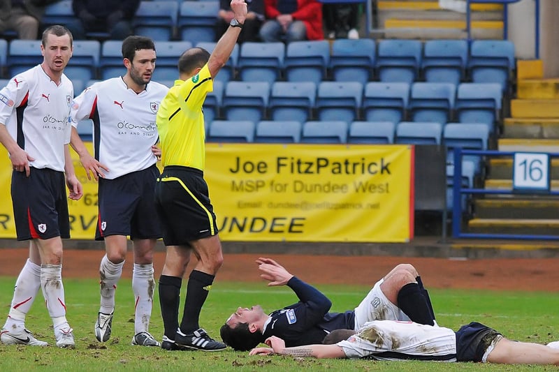 Davo is floored and Dundee's Sean Higgins is booked in 2011