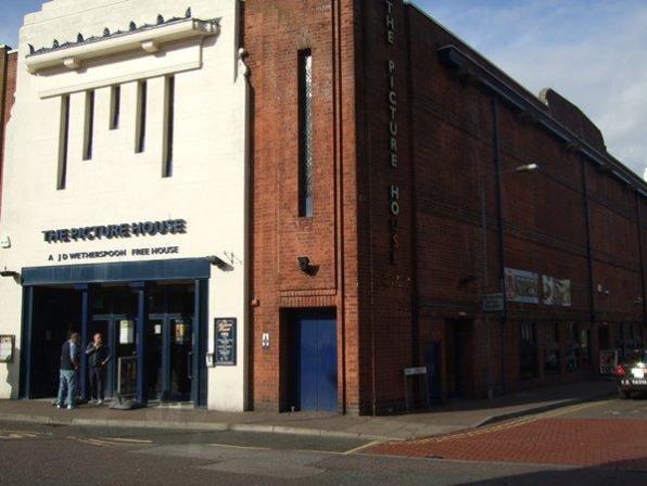 A popular community pub near to the bus station, this Wetherspoon pub was built as the King's cinema in 1932.