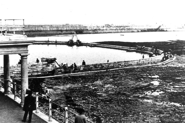 The open-air swimming pool with the pilot pier in the background. Photo : Hartlepool Museum Service.