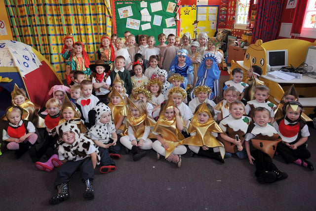 Foundation stage children at Ryton Park Primary School, Worksop get ready for their nativity play. (w101210-6)
