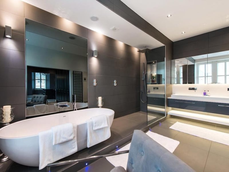 Principal en-suite bathroom.