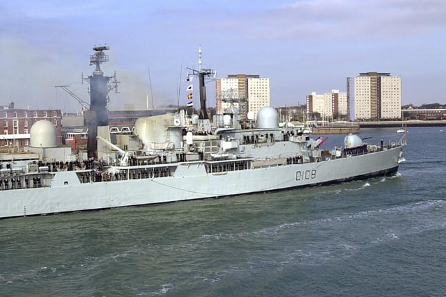 Lovely image of HMS Cardiff as she arrived home into Portsmouth Harbour on her way to the naval base on the 4th April 2003.
PICTURE: MALCOLM WELLS (031670-50)