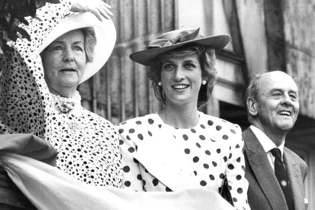 Princess Diana was a guest of the Duke and Duchess of Devonshire at a garden party in Chatsworth in 1986.
