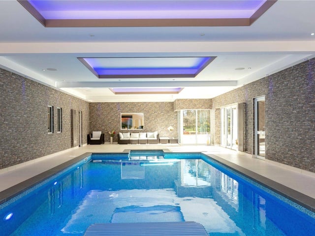 This property comes with an amazing leisure suite with a 40ft heated indoor pool, an additional two bedroom self contained apartment and state of the art kitchen. Available for offers over 895,000 GBP