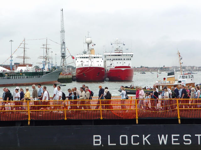 Crowds going from ship to ship and event to event on Sunday at IFOS 2005. Picture: Malcolm Wells 053125-160