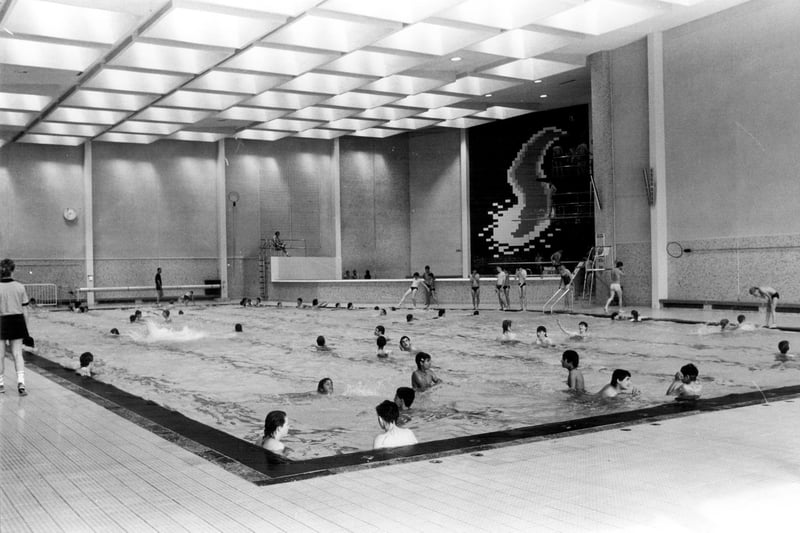 Interior of Sheaf Valley Swimming Baths, Harmer Lane. The picture was taken on August 13, 1985 and the building was demolished in 1991. Ref no: s21912