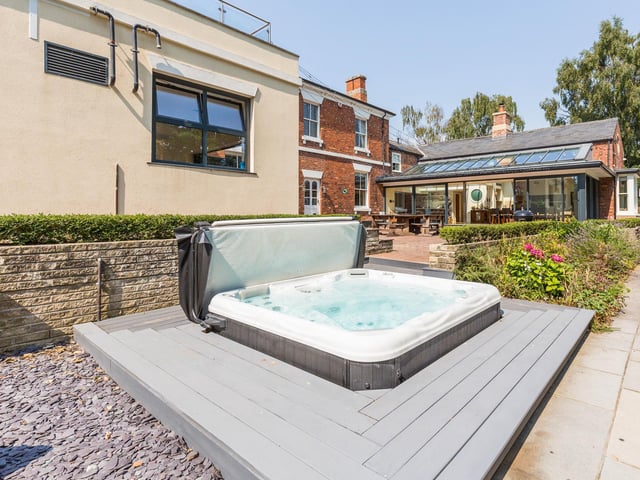 With a newly finished pool complex, jacuzzi and self contained bar this is a great place to entertain.