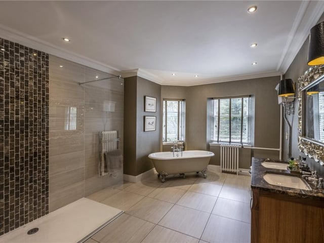 Principal bedroom en-suite.