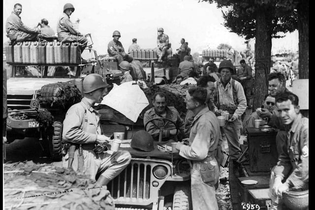US troops at roadside halt