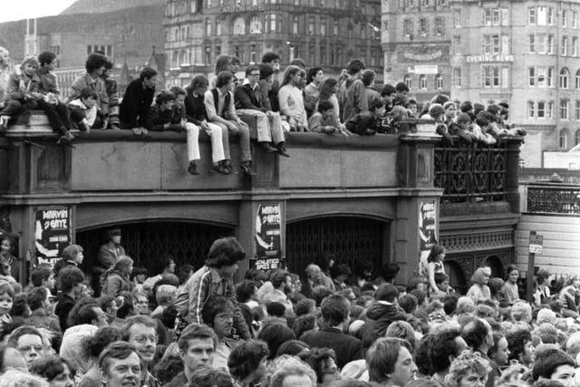Crowds of people line Waverley Bridge to watch the Evening News Edinburgh Festival Cavalcade, August 1980.