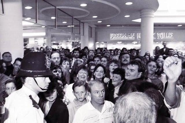 Meadowhall opening crowd control