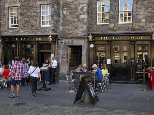While it takes its name in a nod to the last hanging on the Grassmarket gallows, the pub is said to be haunted by a little girl who lived above it. Peculiar occurrences include items falling off shelves and names being called.