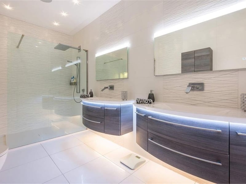 Bedroom 1 en-suite.