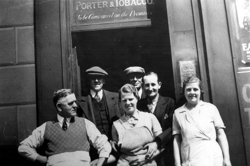 Landlord Tommy Ward and staff outside the Golden Ball, Townhead Street/Campo Lane, 1930s. Ref no S09419