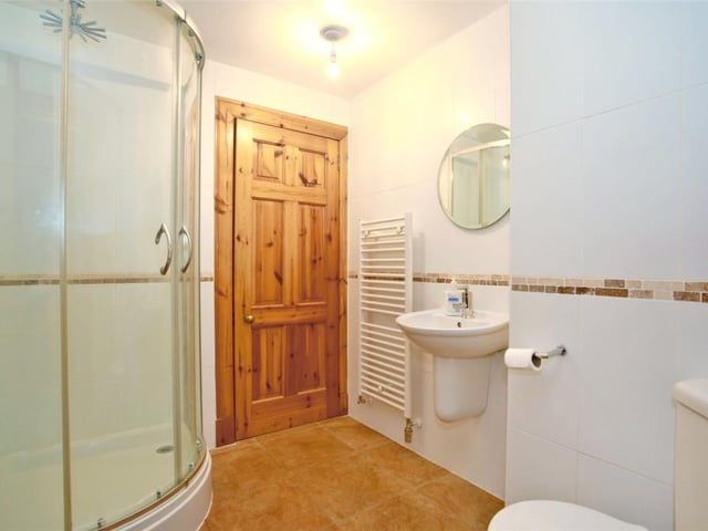 Shower room.