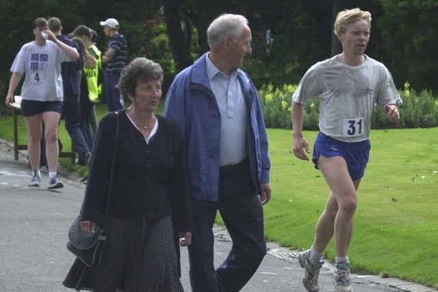 Spectators and runners in Beveridge Park (Pic: Fife Free Press)