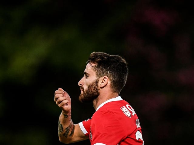 Benfica midfielder Rafa Silva is eager to join Arsenal, who are pushing hard to sign him despite his reported £71.5m release clause. (Correio da Manha via Metro)