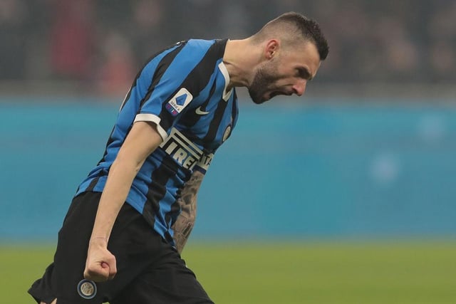 Liverpool have made contact with the agent of Inter Milan midfielder Marcelo Brozovic about a possible £52m switch. (Libero)
