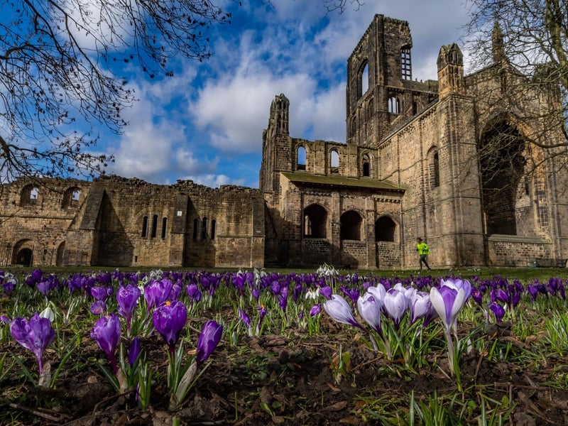 This 5.1km, easy-going route leads through woodland, across Kirkstall Forge station footbridge, along the Leeds and Liverpool canal and back through woodland alongside the River Aire. With a little detour, you can take in the stunning Kirkstall Abbey on the way.
