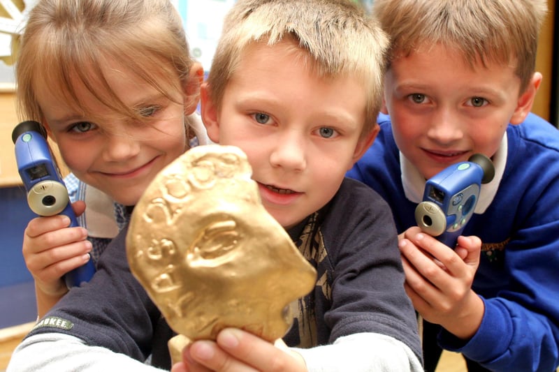 sch74307
Speedwell Infant school pupils scooped several awards at the Derbyshire film makers awards. l-r: Shannon Woodvine, Jak Wilkinson  and Ethan Robinsonin 2009. from Speedwell Infants School celebrate winning several prizes at the Derbyshire Film Makers awards in 2009.