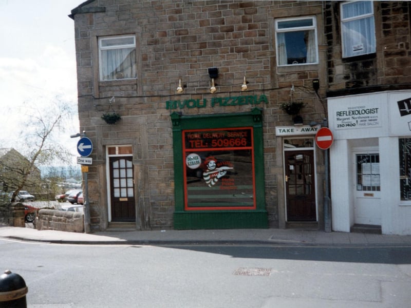 A highly-rated, independent local gem serving up proper, authentic Italian-style pizzas right off the main stretch. Google reviews heavily praise the light, stone-baked bases, rich homemade tomato sauce, and excellent variety of traditional toppings. 🍴 7 Ivegate, Yeadon, Leeds LS19 7RE