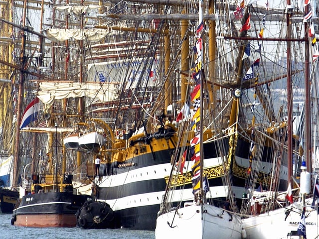 International Festival Of The Sea, with last minute preparations taking place 26th June 2005
Picture Paul Jacobs 053073-2