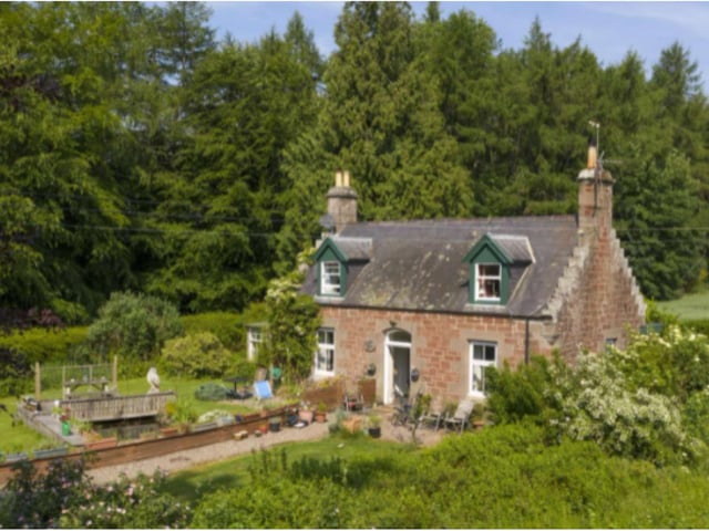 This charming cottage is set in stunning surroundings. It would make the perfect place for guests looking for some privacy.