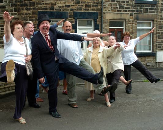 Comedian Jimmy Cricket unveiled a blue commemorative plaque on the house which was the birthplace of comedian Harry Worth in Hoyland Common, Barnsley, 21 years after his death. Jimmy and residents mimick Harry in front of the house